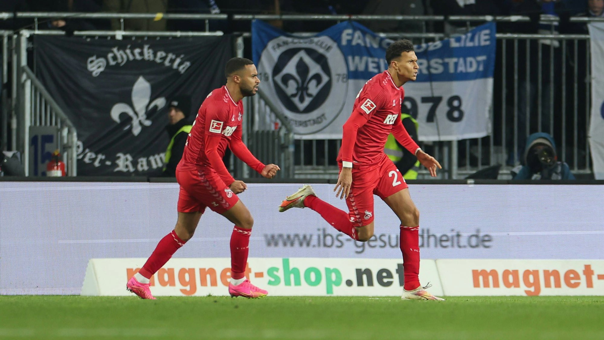 Davie Selke jubelt nach seinem Treffer zum 1:0 in Darmstadt.