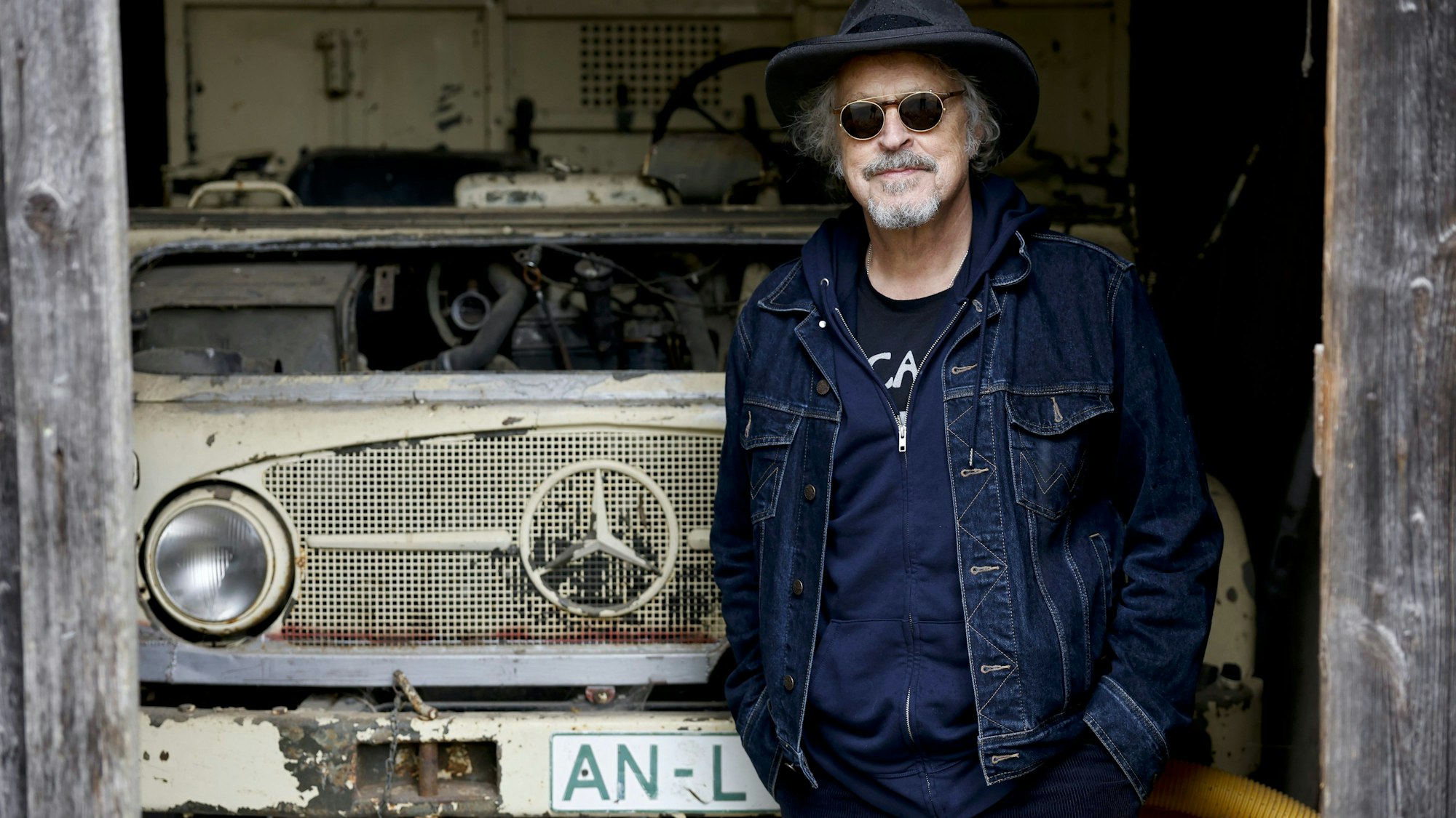 Wolfgang Niedecken, der Kölner Musiker der Gruppe BAP, besucht den Ort Morlitzwinden, in dem er 1981 der Hit „Verdamp lang her“ schrieb.