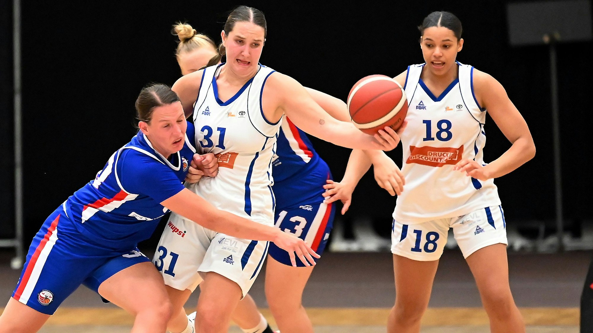 03.09.2023, Basketball-BBZ opladen-CBV Binnenland
mitte: Sarah Gaters (Opladen)
rechts: Olivia Okpara (Opladen)
Foto: Uli Herhaus