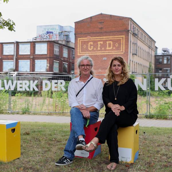 Marc Leßle und Anja Kolacek von Raum 13 vor dem Otto-Langen-Quartier im Mülheimer Süden.