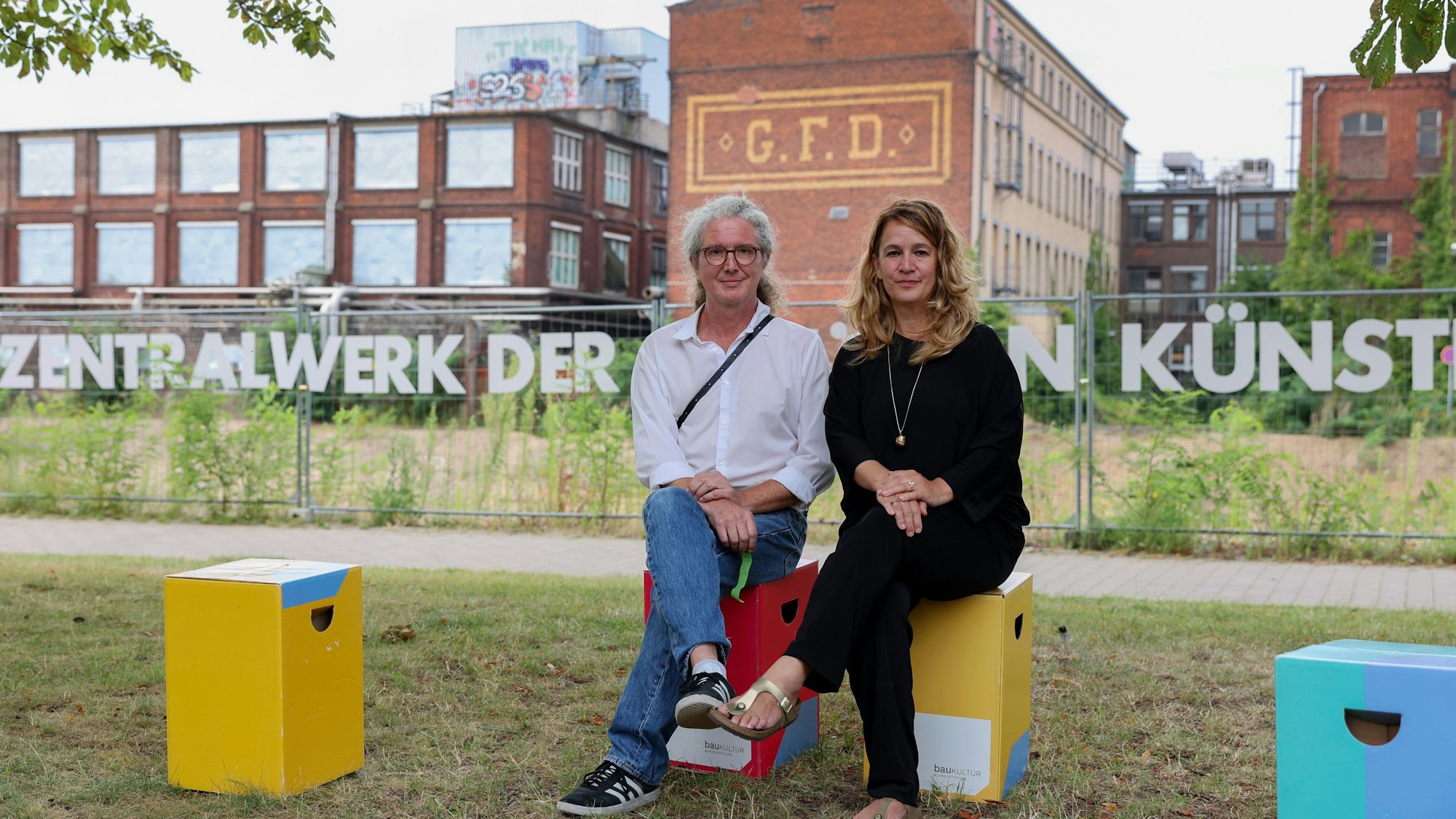 Marc Leßle und Anja Kolacek von Raum 13 vor dem Otto-Langen-Quartier im Mülheimer Süden.