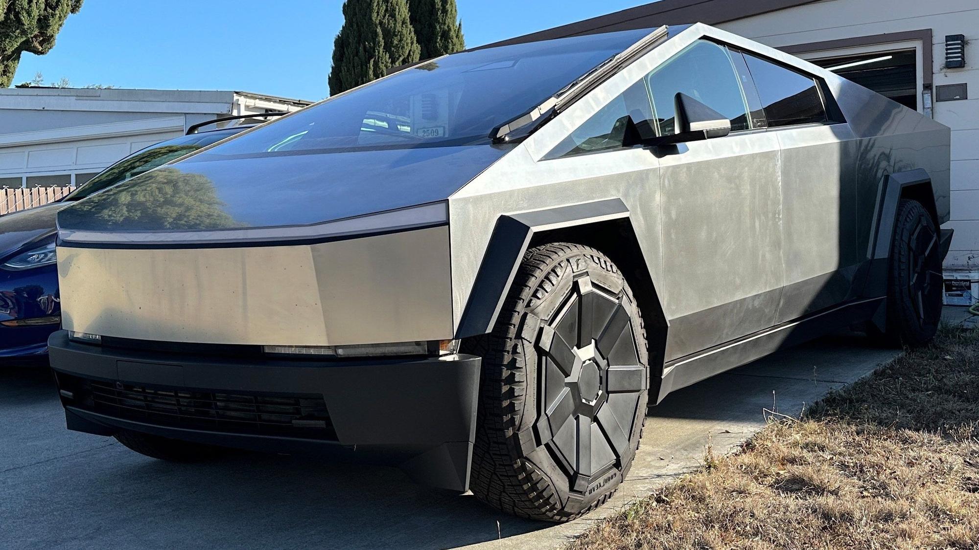 Ein Fahrzeug von Teslas Elektro-Pickup «Cybertruck» Baureihe parkt vor einer Garage im Silicon Valley.