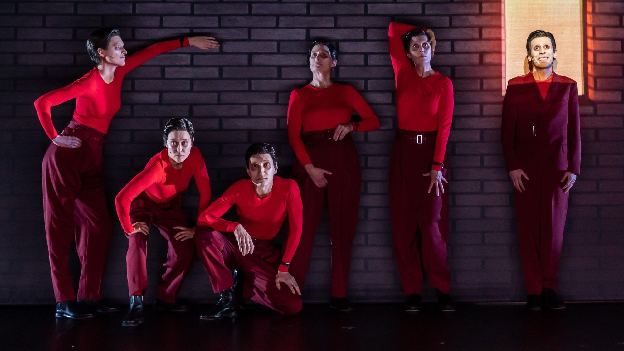 Der Prozess
von Franz Kafka Regie: Pınar Karabulut
Bühne: Michela Flück
Kostüme: Teresa Vergho
Musik: Daniel Murena
Video: Susanne Steinmassl
Videoassistenz: Amon Ritz
Licht: Michael Frank
Dramaturgie: Sarah Lorenz
