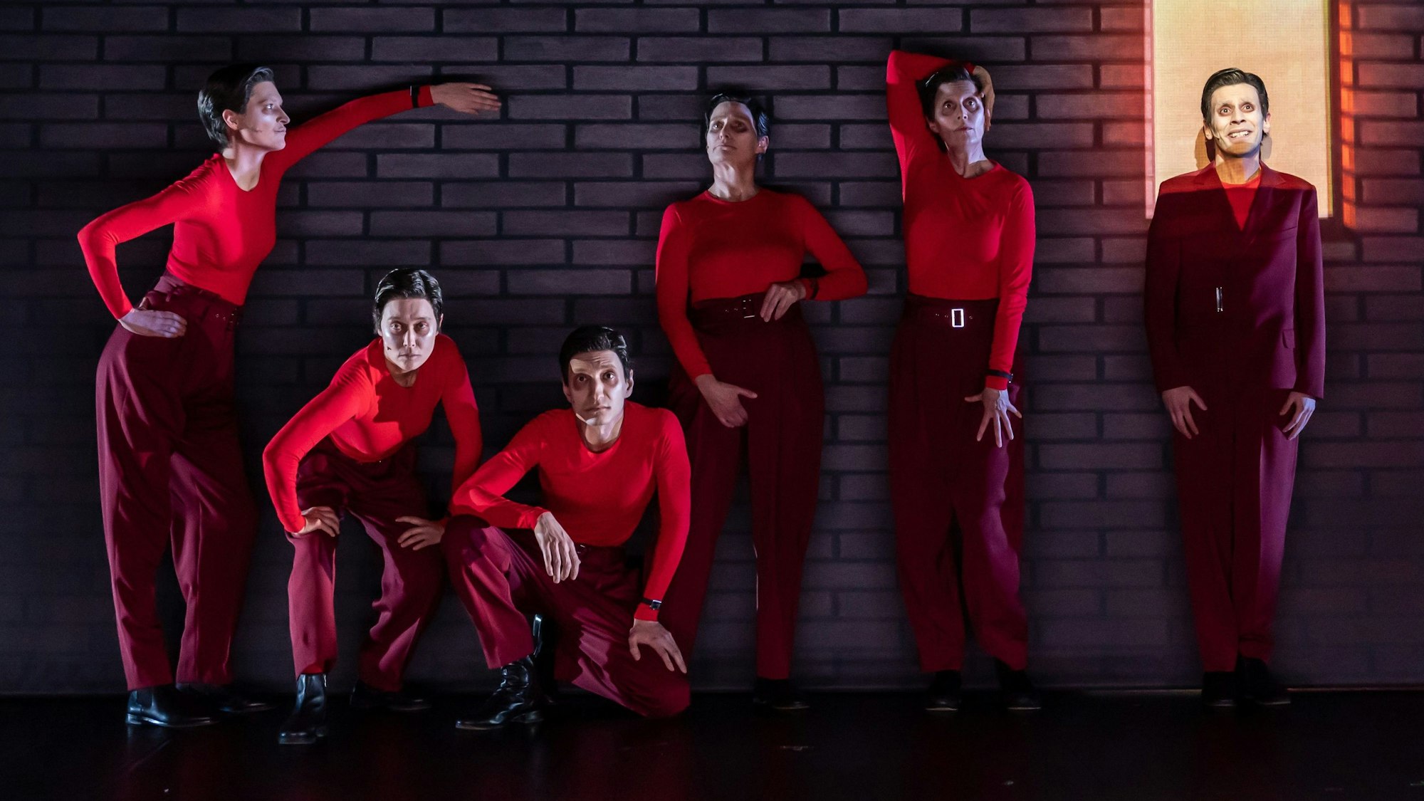 Der Prozess
von Franz Kafka Regie: Pınar Karabulut
Bühne: Michela Flück
Kostüme: Teresa Vergho
Musik: Daniel Murena
Video: Susanne Steinmassl
Videoassistenz: Amon Ritz
Licht: Michael Frank
Dramaturgie: Sarah Lorenz