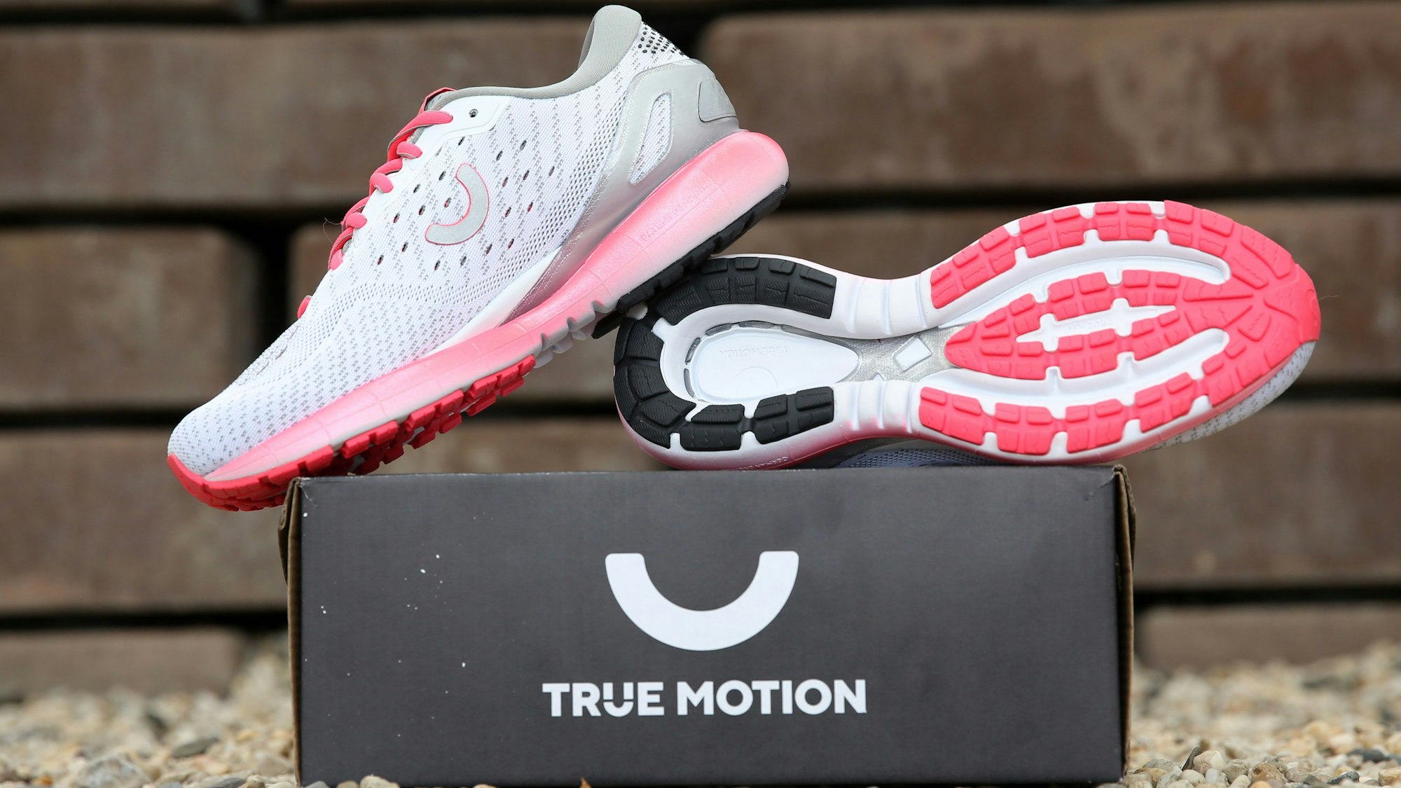 Turnschuh in weiß-rot-silberner Optik