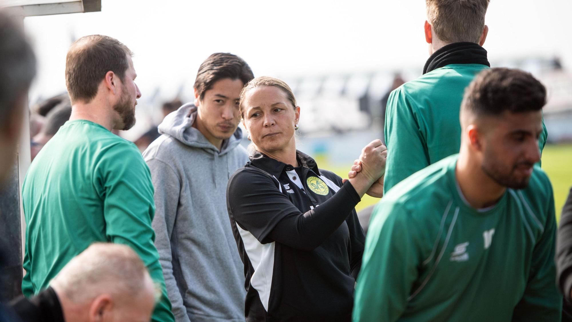 Inka Grings, Trainerin des SV Straelen, klatscht nach dem Spiel mit ihrem Team ab.