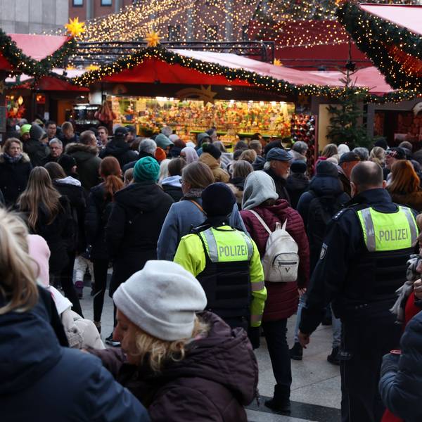 Polizistenstreife auf dem Weihnachtsmarkt am Dom