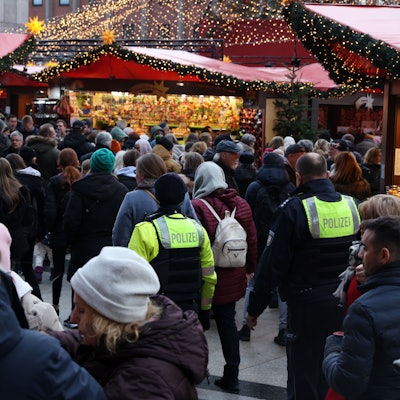 Polizistenstreife auf dem Weihnachtsmarkt am Dom