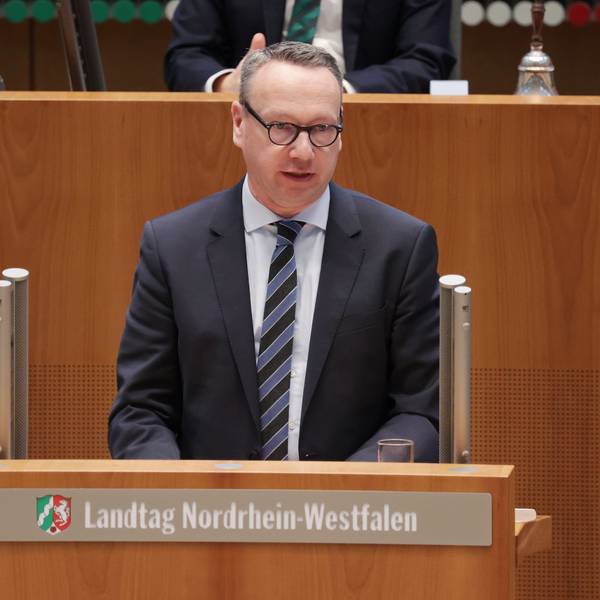 Benjamin Limbach (Grüne), Justizminister von Nordrhein-Westfalen, spricht bei der Aktuellen Stunde am Rednerpult zu umstrittener Stellenbesetzung in der Justiz.