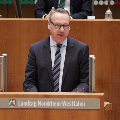 Benjamin Limbach (Grüne), Justizminister von Nordrhein-Westfalen, spricht bei der Aktuellen Stunde am Rednerpult zu umstrittener Stellenbesetzung in der Justiz.