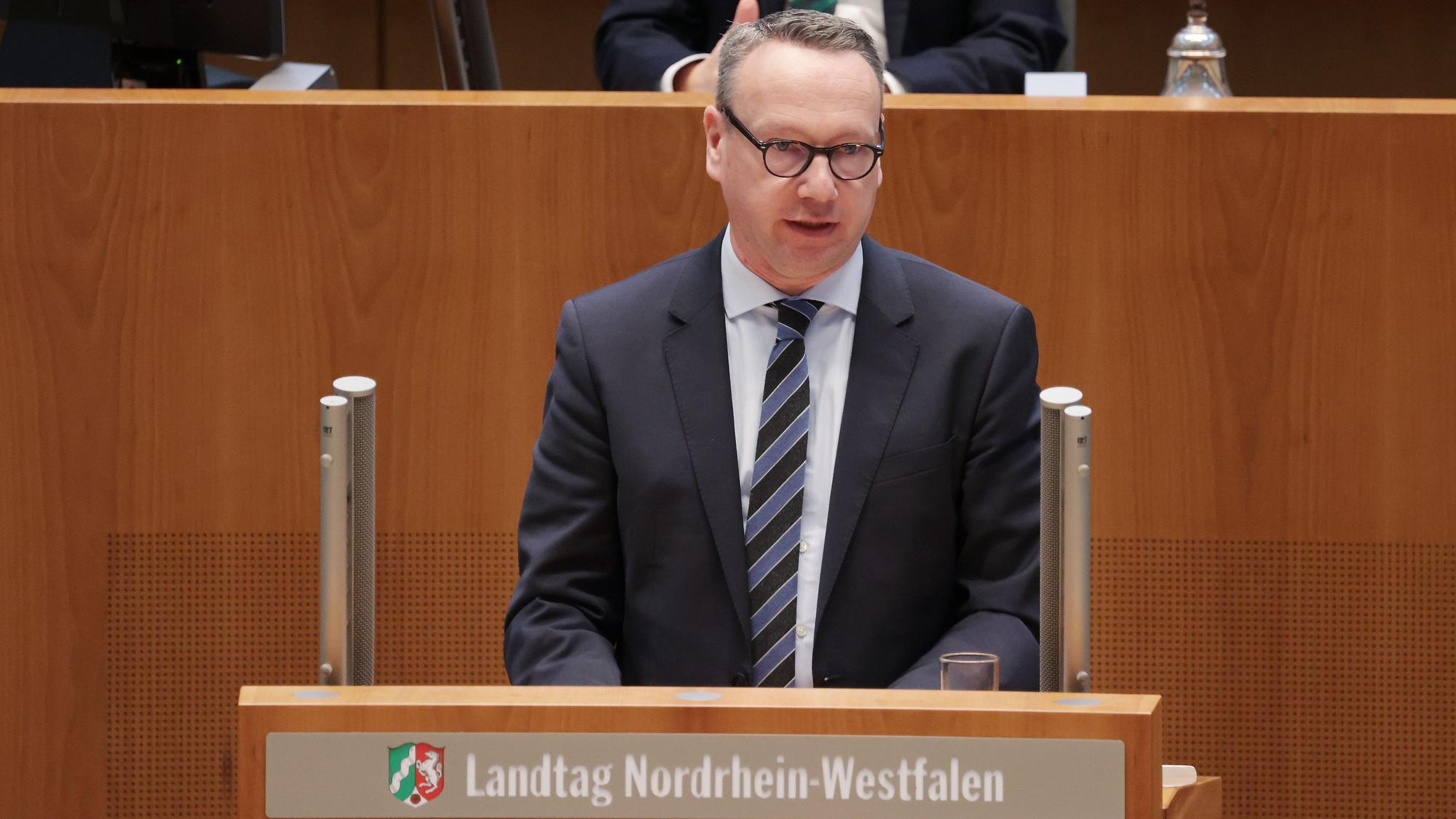 Benjamin Limbach (Grüne), Justizminister von Nordrhein-Westfalen, spricht bei der Aktuellen Stunde am Rednerpult zu umstrittener Stellenbesetzung in der Justiz.