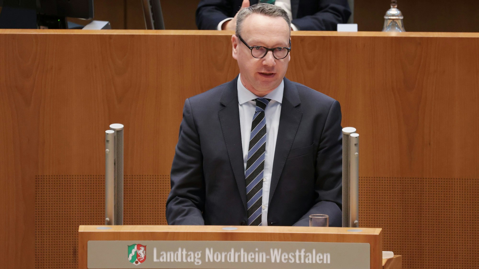 Benjamin Limbach (Grüne), Justizminister von Nordrhein-Westfalen, spricht bei der Aktuellen Stunde am Rednerpult zu umstrittener Stellenbesetzung in der Justiz.