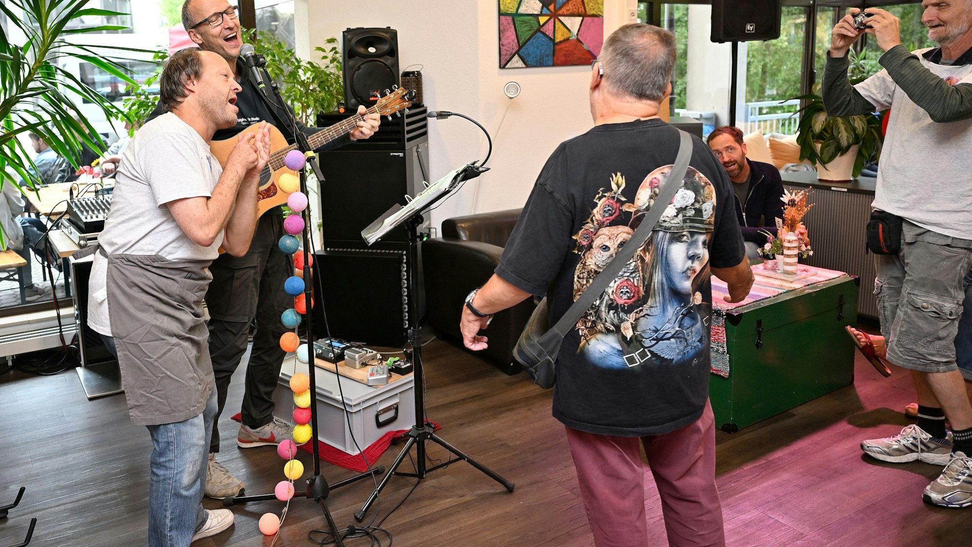 Drei Mitglieder einer Band machen Musik.