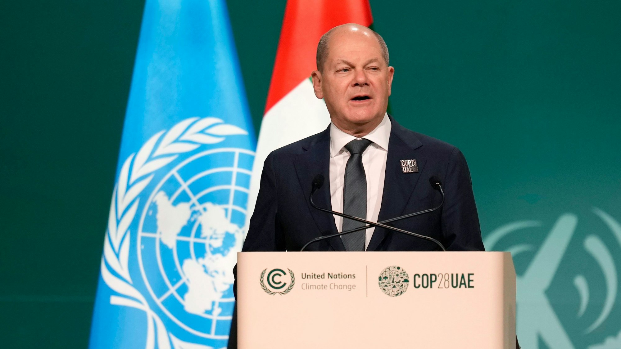 02.12.2023, Vereinigte Arabische Emirate, Dubai: Bundeskanzler Olaf Scholz (SPD) spricht während der Weltklimakonferenz der Vereinten Nationen (COP28) . Foto: Rafiq Maqbool/AP/dpa +++ dpa-Bildfunk +++