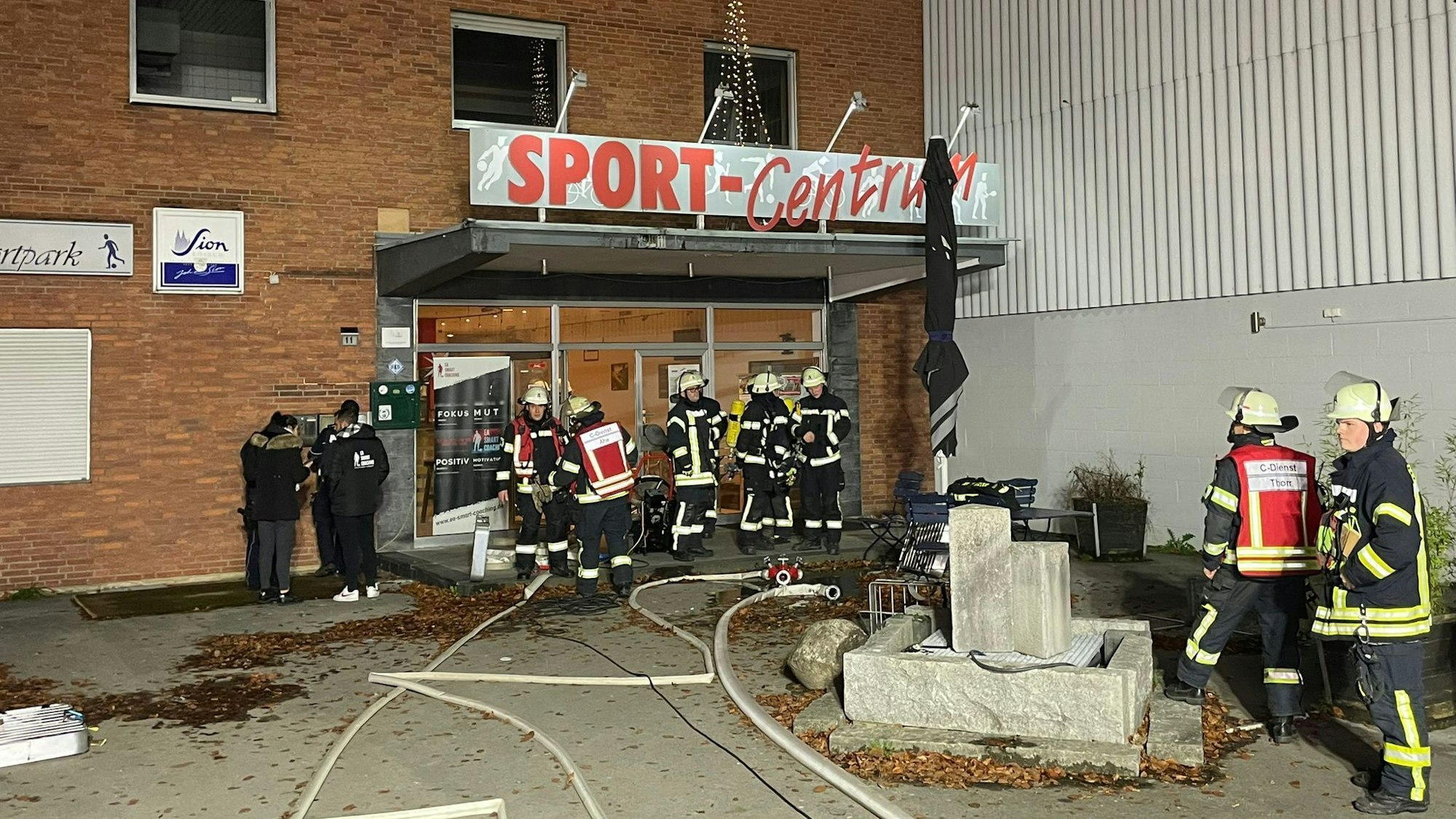 Die Feuerwehr konnte mit Kleinlöschgeräten das Feuer löschen.