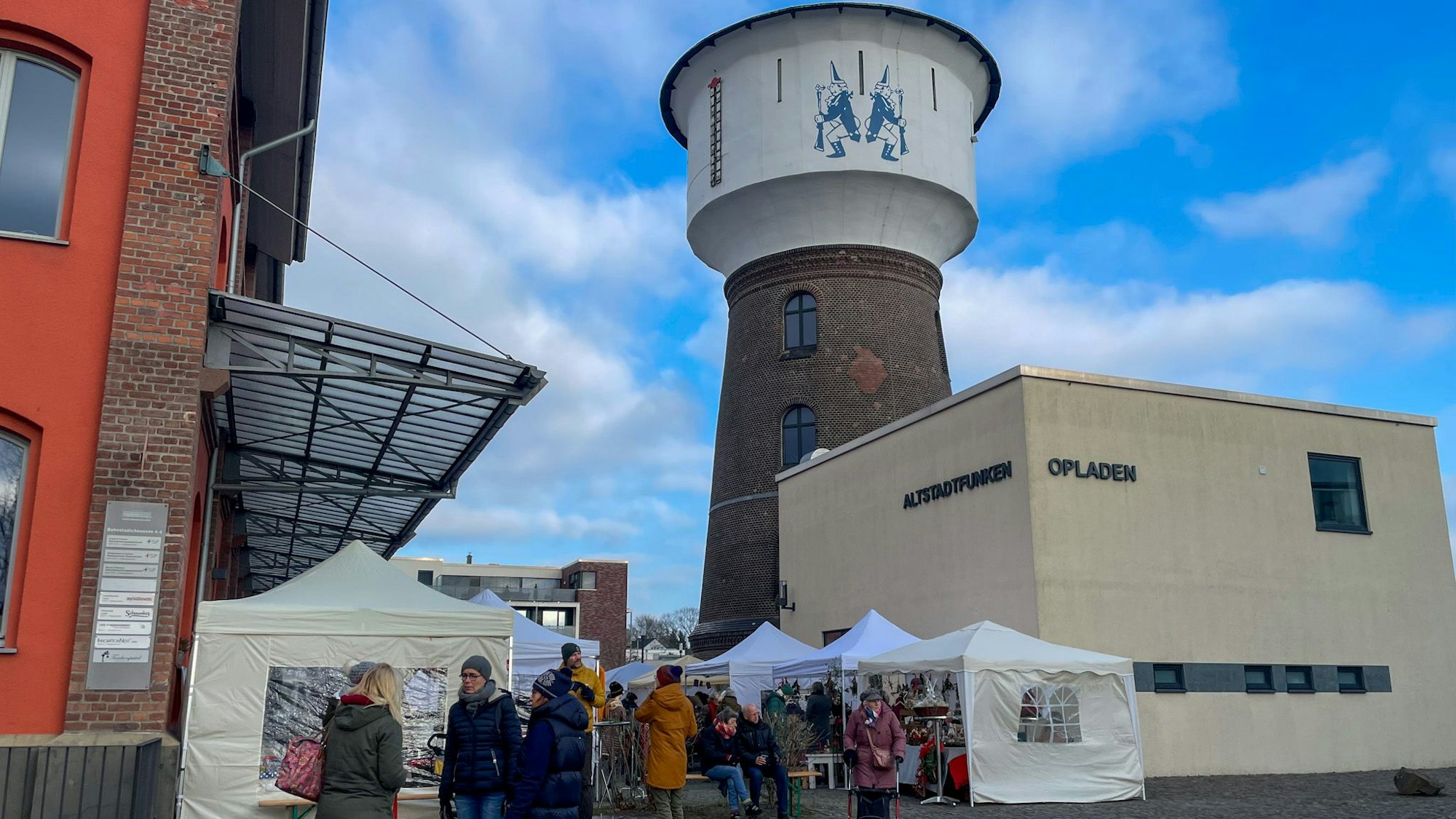 Klein, aber fein, der Weihnachtsmarkt am Funkenturm in Opladen.