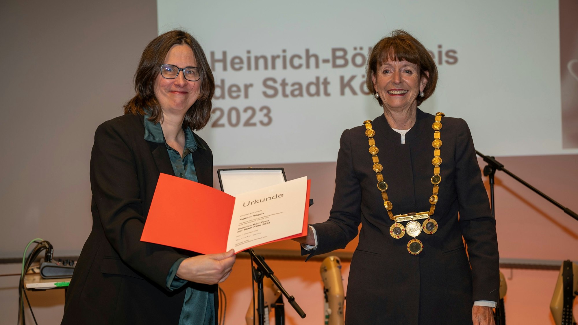 01.12.2023, Köln: Die Oberbürgermeisterin Henriette Reker zeichnet Kathrin Röggla mit dem Heinrich-Böll-Preis aus.