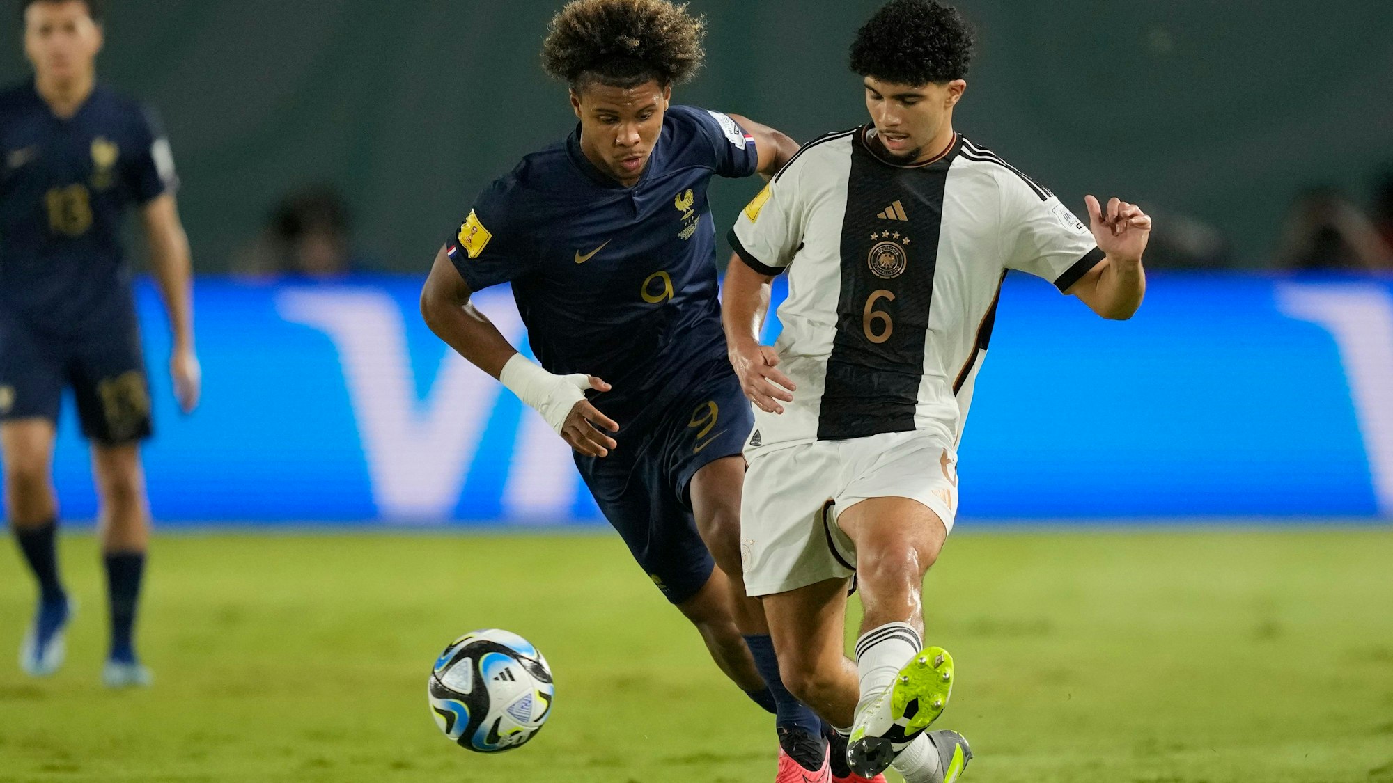 Zwei Fußballspieler kämpfen um den Ball.