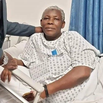 Safina Namukwaya nach der Geburt ihrer Zwillinge in Uganda.