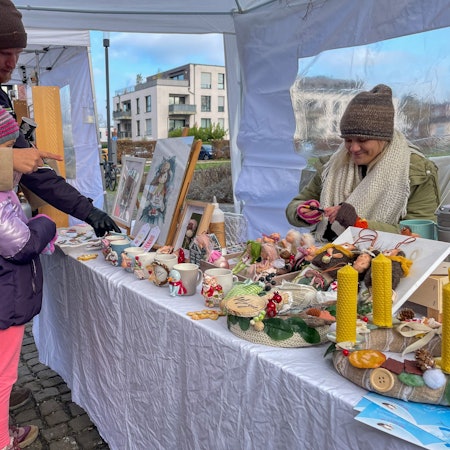 Alina Ardeleanu (r.) verkauft Selbstgemachtes. Die kleinen Feen haben es der jungen Besucherin angetan.
