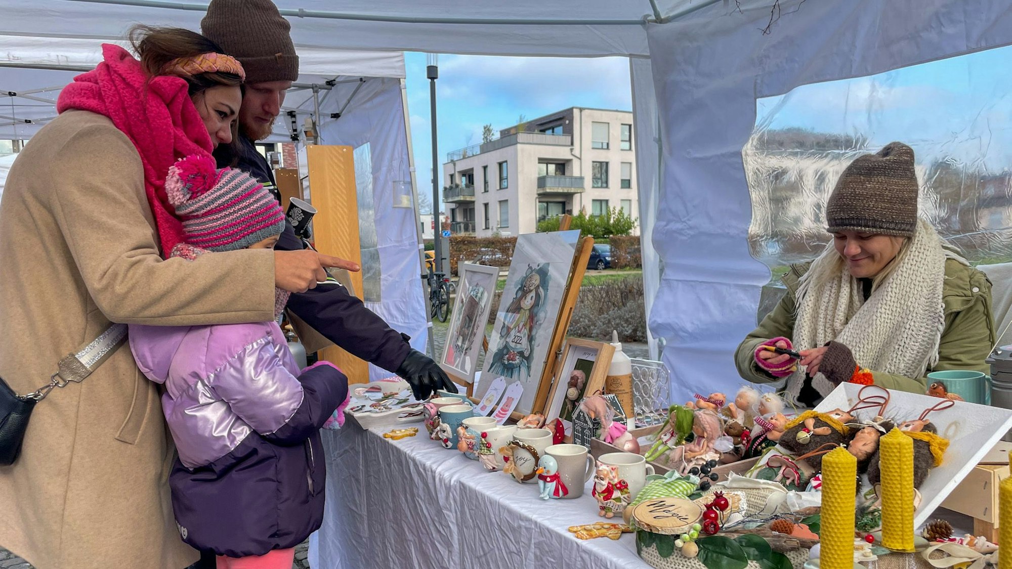 Alina Ardeleanu (r.) verkauft Selbstgemachtes. Die kleinen Feen haben es der jungen Besucherin angetan.