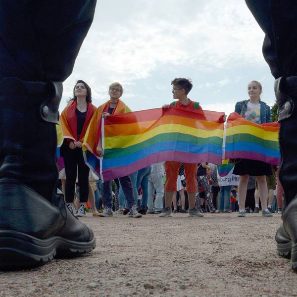 Menschen zeigen die Regenbogenfahne bei einer Pride-Parade im August 2017 in St. Petersburg. Russland hat die „LGBTQi-Bewegung“ am Donnerstag als „extremistisch“ verboten. Am Wochenende folgten Razzien in Schwulenbars in Moskau.
