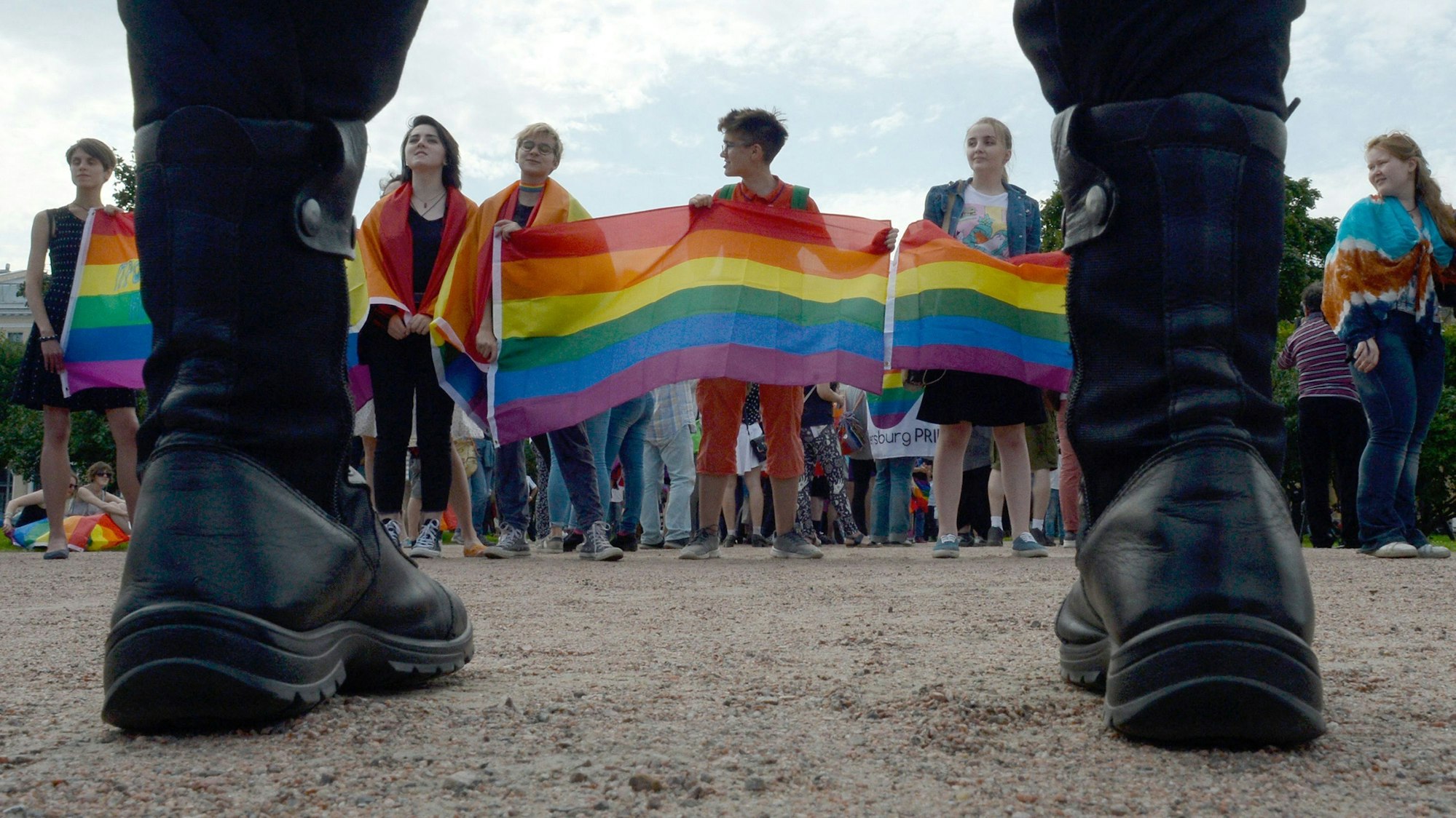Menschen zeigen die Regenbogenfahne bei einer Pride-Parade im August 2017 in St. Petersburg. Russland hat die „LGBTQi-Bewegung“ am Donnerstag als „extremistisch“ verboten. Am Wochenende folgten Razzien in Schwulenbars in Moskau.
