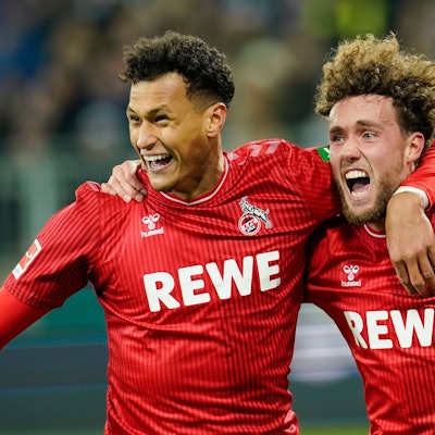 01.12.2023, Hessen, Darmstadt: Fußball: Bundesliga, Darmstadt 98 - 1. FC Köln, 13. Spieltag, Merck-Stadion am Böllenfalltor. Kölns Davie Selke (l) und Kölns Torschütze Luca Waldschmidt jubeln über das Tor zum 0:2. Foto: Uwe Anspach/dpa - WICHTIGER HINWEIS: Gemäß den Vorgaben der DFL Deutsche Fußball Liga bzw. des DFB Deutscher Fußball-Bund ist es untersagt, in dem Stadion und/oder vom Spiel angefertigte Fotoaufnahmen in Form von Sequenzbildern und/oder videoähnlichen Fotostrecken zu verwerten bzw. verwerten zu lassen. +++ dpa-Bildfunk +++