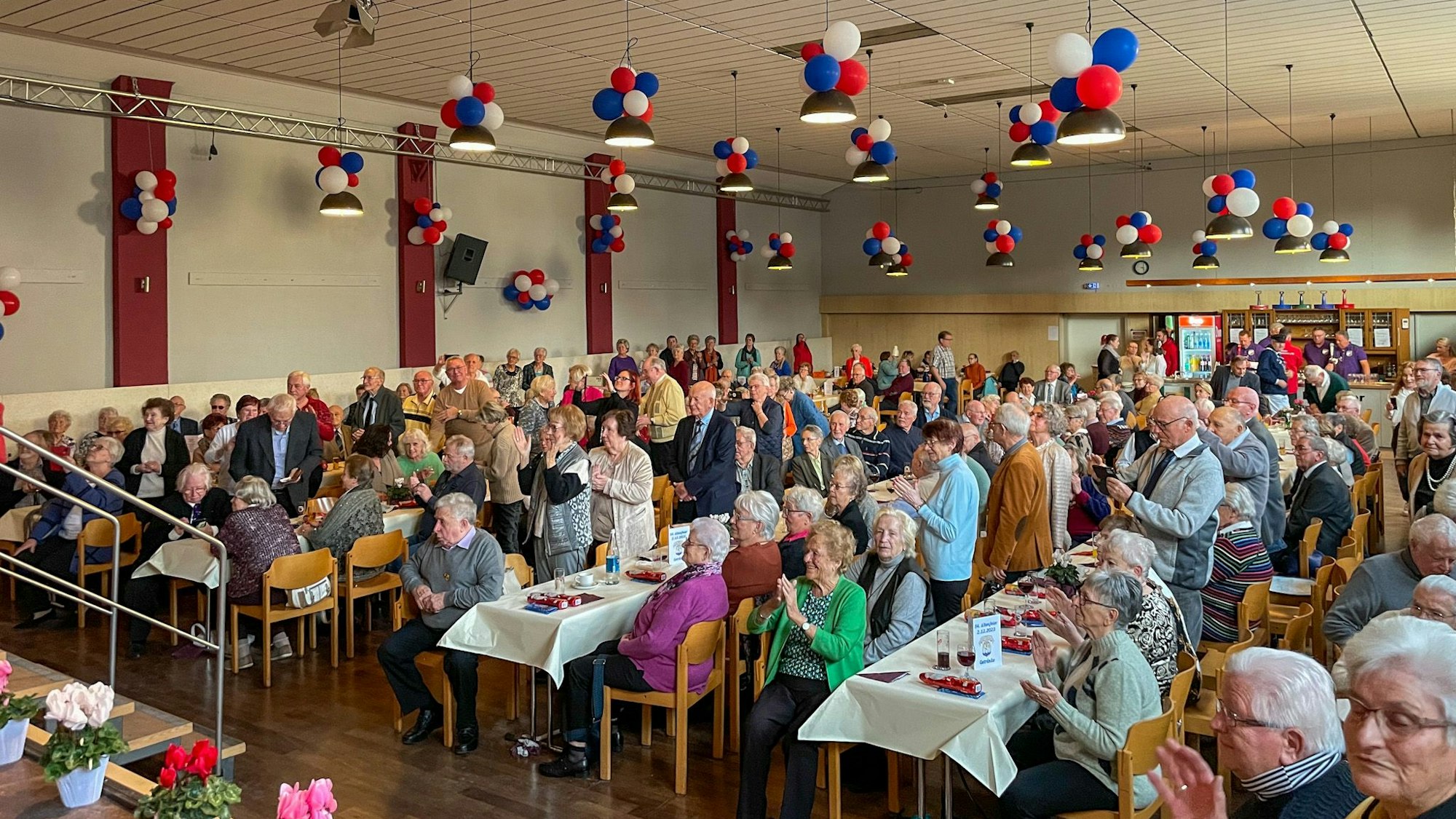 Gute Stimmung bei der Altenfeier des Geselligkeitsvereins.