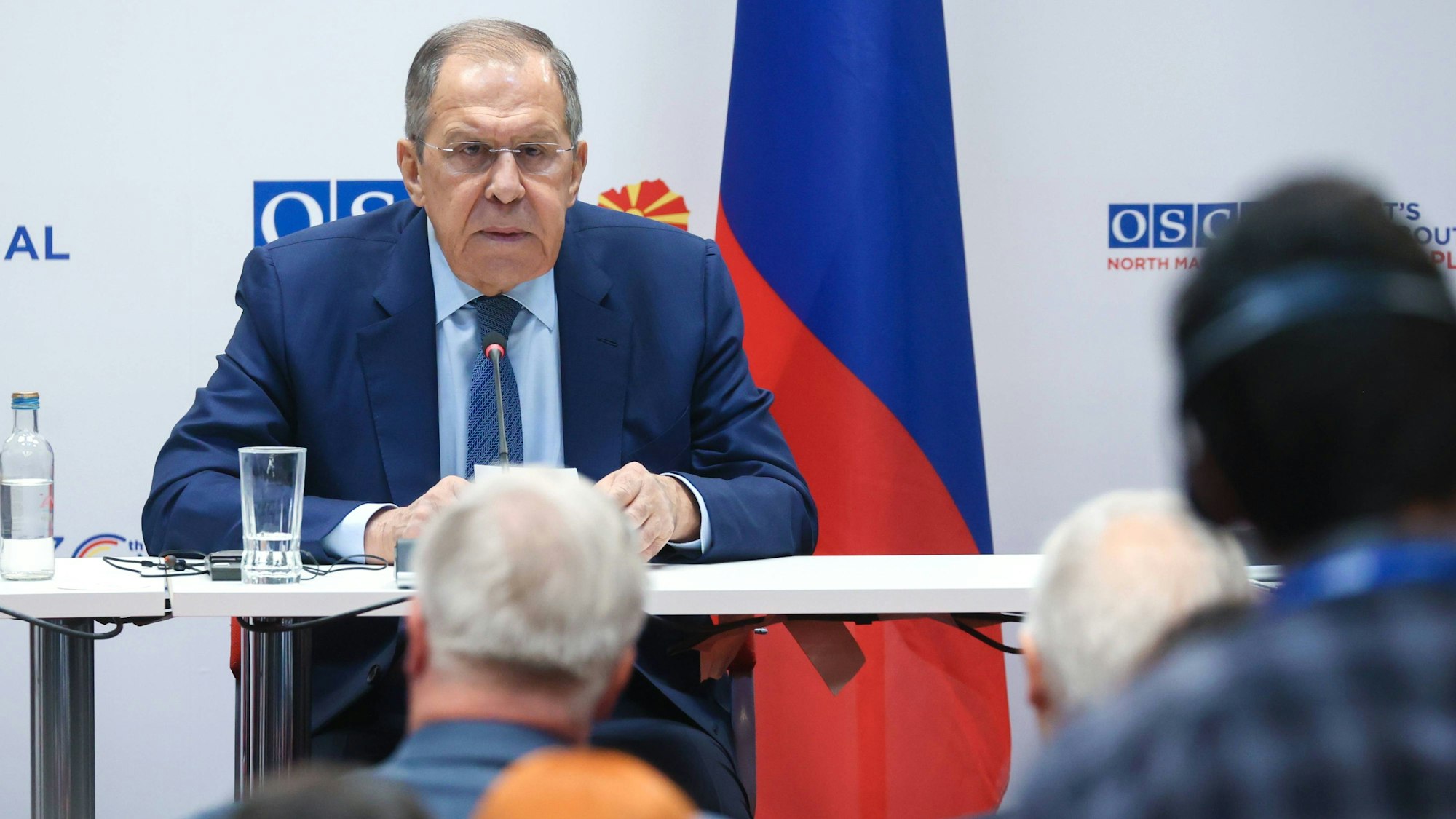 Sergej Lawrow bei der Abschlusspressekonferenz des OSZE-Treffens in Skopje. Der russische Außenminister ist dort mit einem Reporter der „Deutschen Welle“ aneinandergeraten.