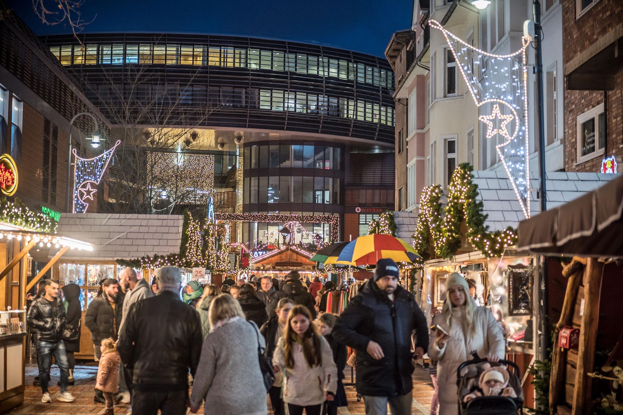 Menschen flanieren über den Weihnachtsmarkt in Wiesdorf.