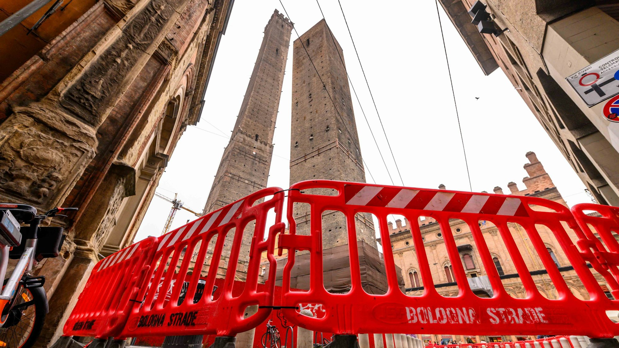 Auf diesem von der Comune di Bologna zur Verfügung gestellten Bild ist der Garisenda-Turm zu sehen. (Archivbild)