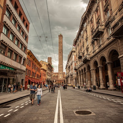 In Bologna haben Behörden „höchste Alarmbereitschaft“ für einen möglichen Einsturz des Garisenda-Turms erklärt. Zusammen mit dem größeren Asinelli-Turm bilden die beiden schiefen Türme das Wahrzeichen der Stadt.