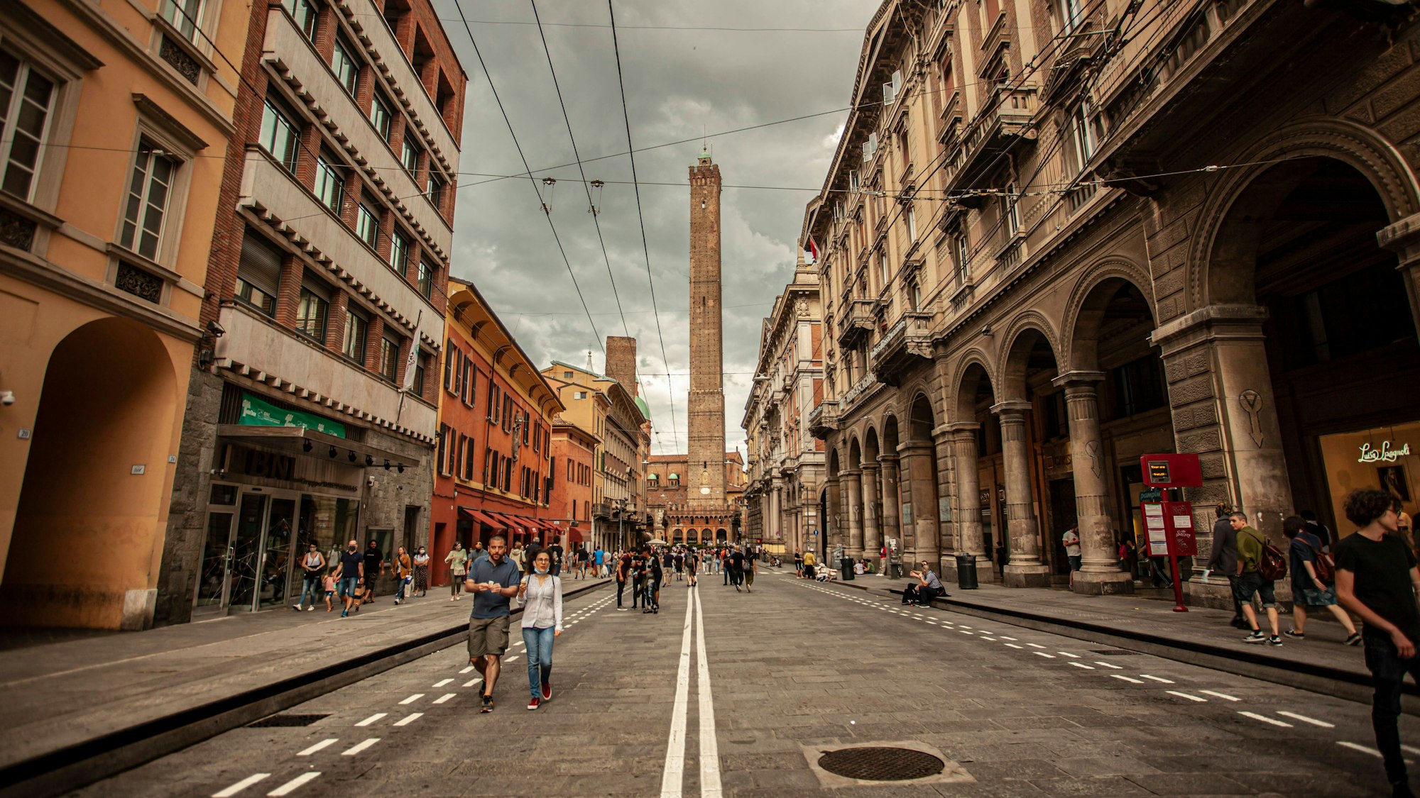 In Bologna haben Behörden „höchste Alarmbereitschaft“ für einen möglichen Einsturz des Garisenda-Turms erklärt. Zusammen mit dem größeren Asinelli-Turm bilden die beiden schiefen Türme das Wahrzeichen der Stadt.