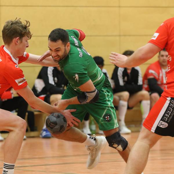 Handballer der HSG Euskirchen und des TuS Zülpich im Zweikampf.