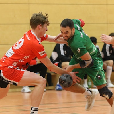 Handballer der HSG Euskirchen und des TuS Zülpich im Zweikampf.