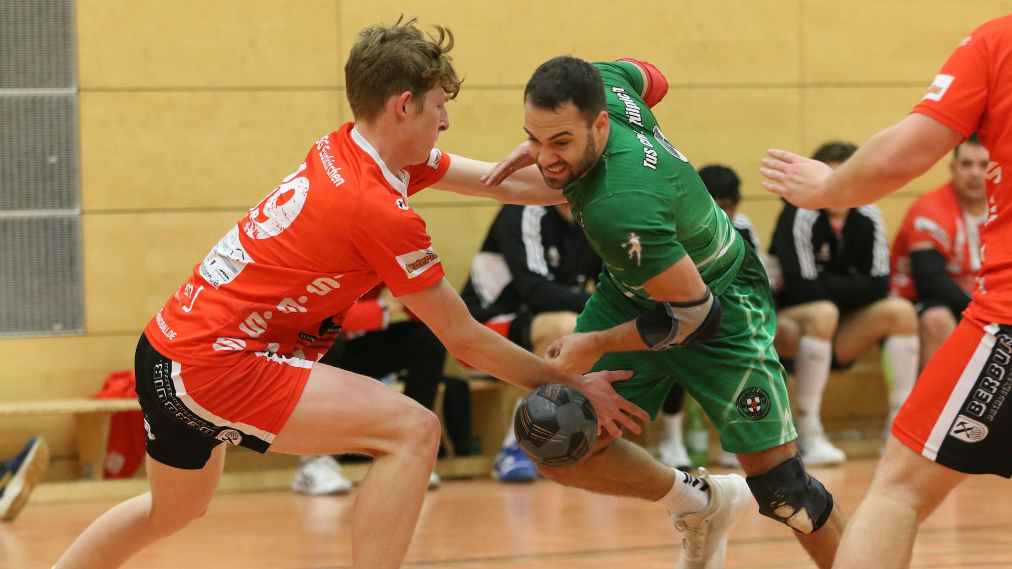 Handballer der HSG Euskirchen und des TuS Zülpich im Zweikampf.