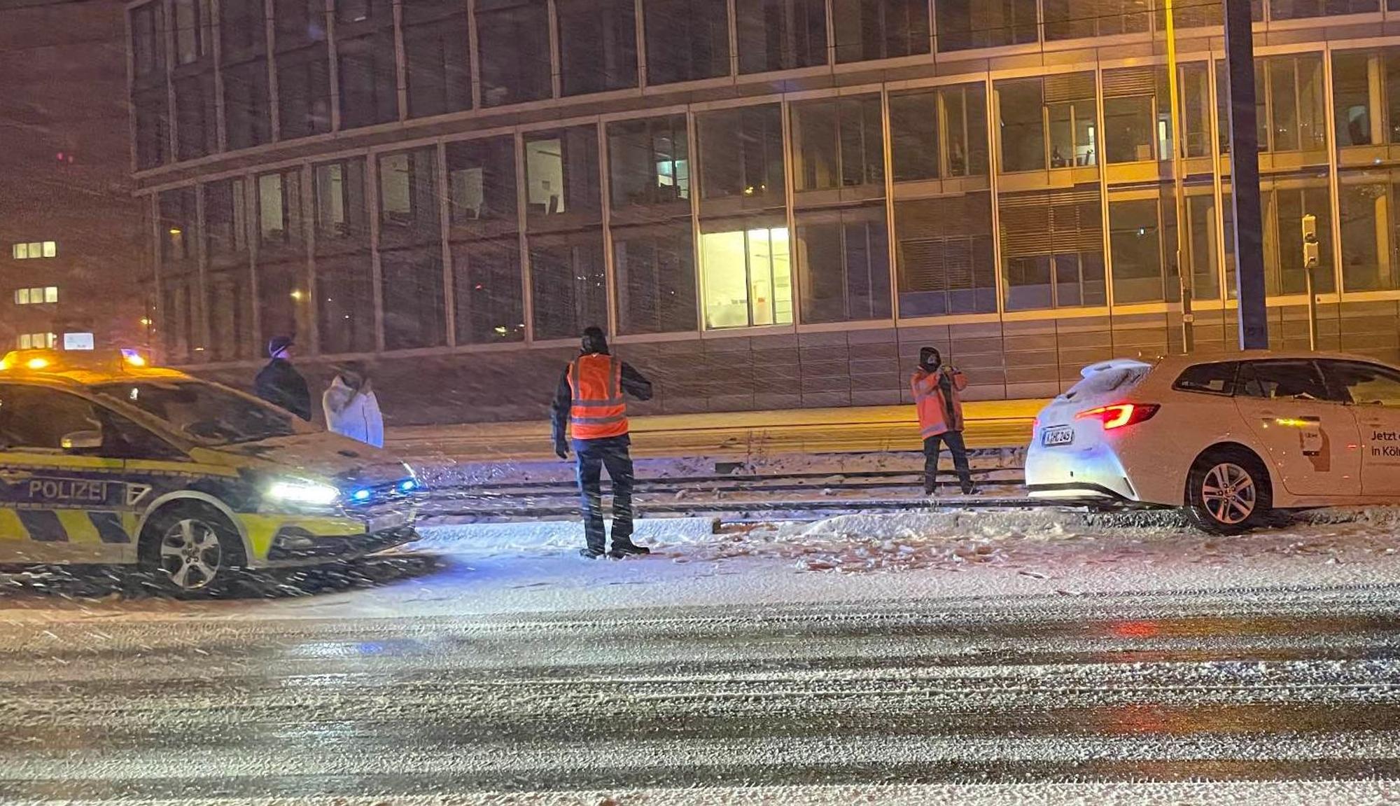 Zwischen Heumarkt und Neumarkt ist scheinbar ein Auto auf die KVB-Gleise gerutscht.