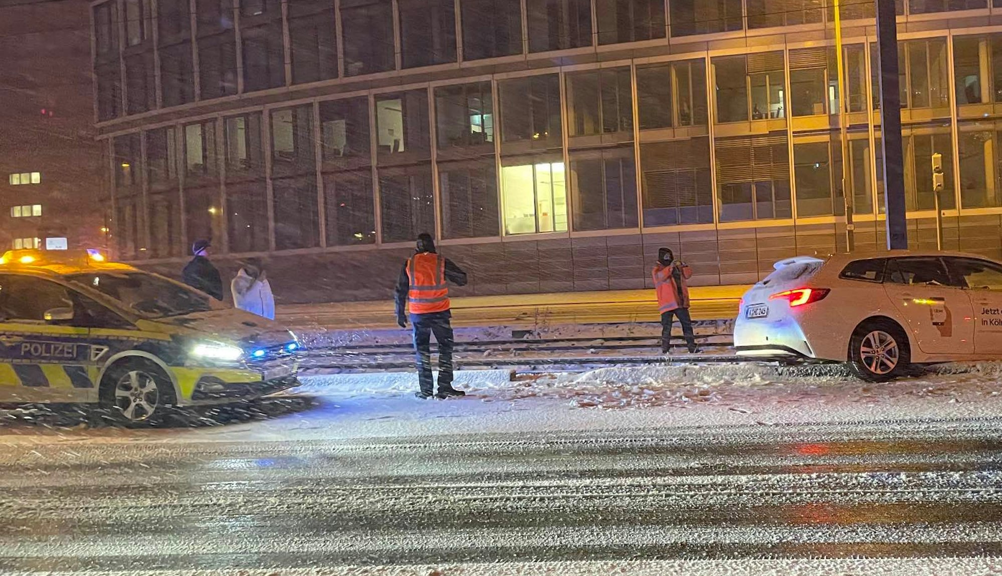Zwischen Heumarkt und Neumarkt ist scheinbar ein Auto auf die KVB-Gleise gerutscht.