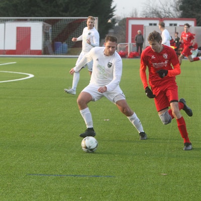 Luis Dräger (rechts) behält mit dem TSV Wolsdorf gegen Samuel Westarp und den FSV Neunkirchen-Seelscheid II mit 2:0 die Oberhand.