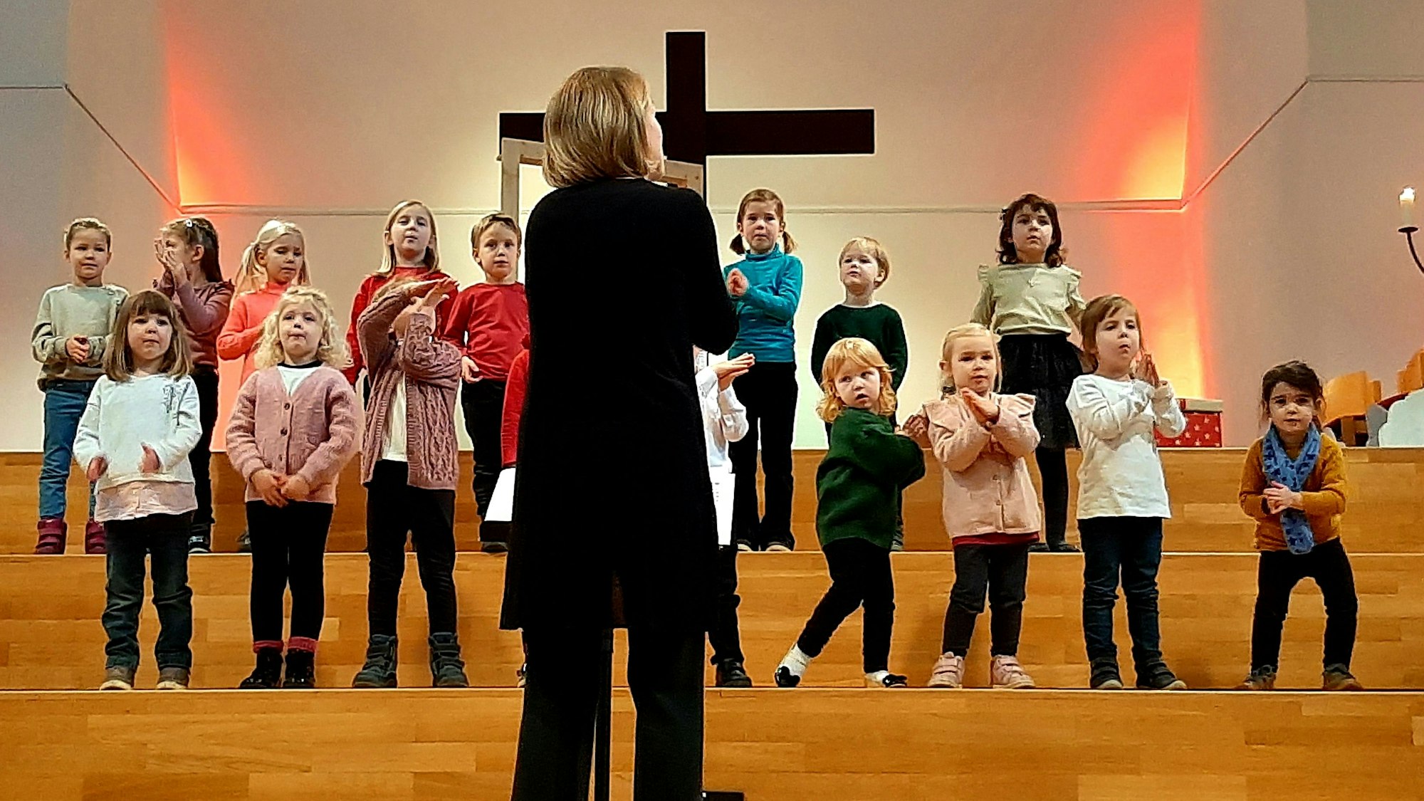 Die Mitglieder des Leverkusener Kinder- und Jugendchores gaben ihr Weihnachtskonzert in der Wiesdorfer Christuskirche. Mit dabei waren – angeleitet von Nicole Jers – unter anderem die Sängerinnen und Sänger der Chorspatzen (im Bild).