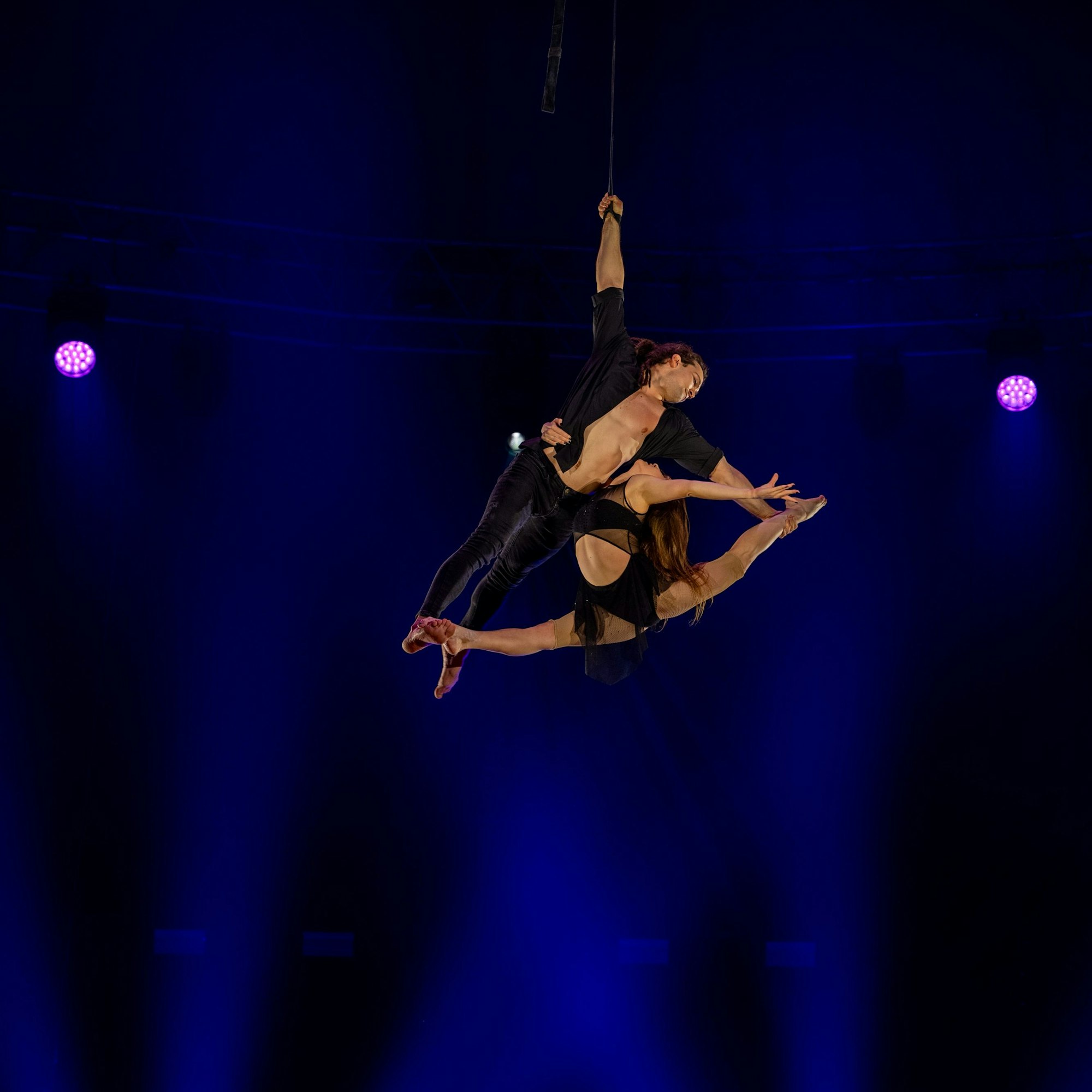 Das Duo Yehor und Olena macht Akrobatik in schwindelerregender Höhe.