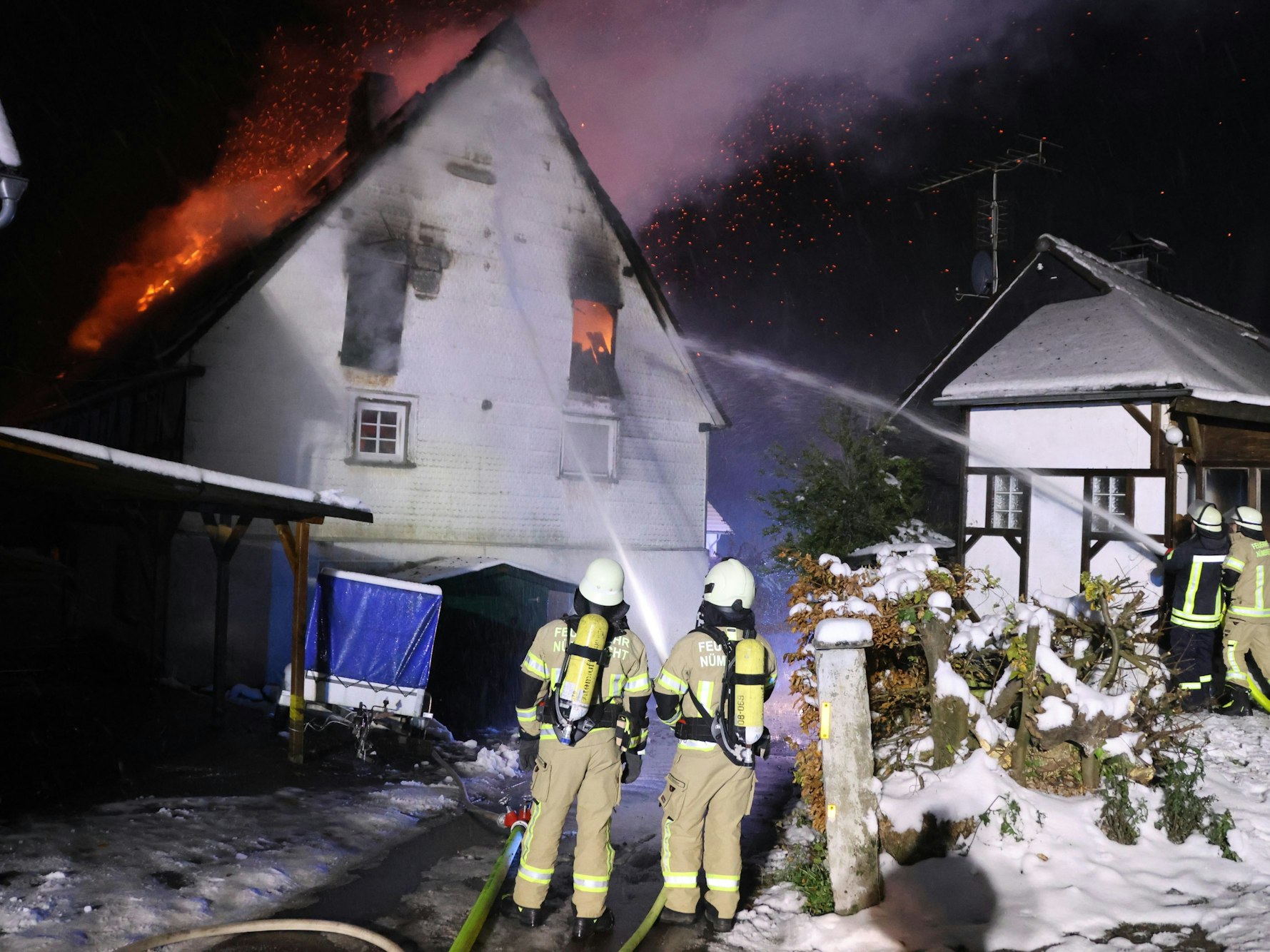 Schneetreiben und knappe Löschwasserversorgung erschwerten die Arbeit der Einsatzkräfte.