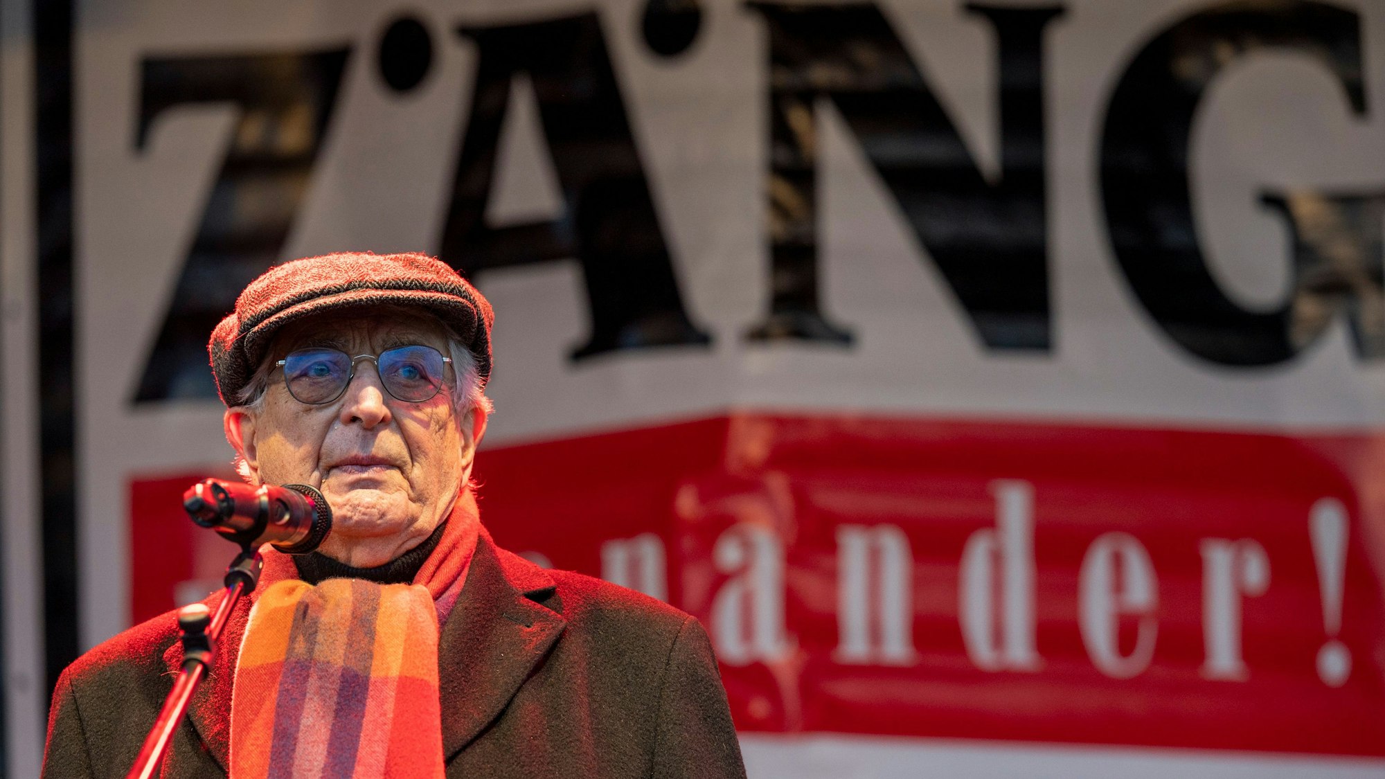 Gerhart Baum trat bei der „Arsch huh“-Kundgebung in Köln auf.