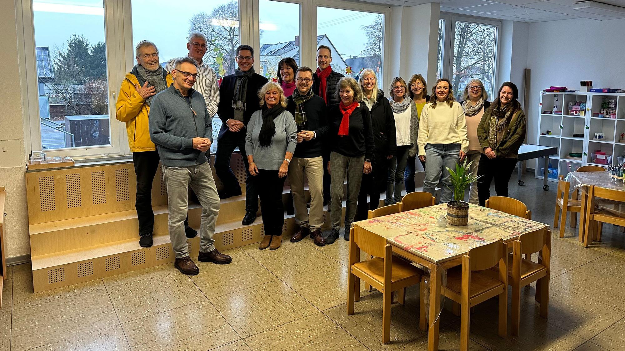 Gruppenfoto mit Mitgliedern aus Politik, Rat und Verwaltung zur Eröffnung der Kita Freie Buschstraße.