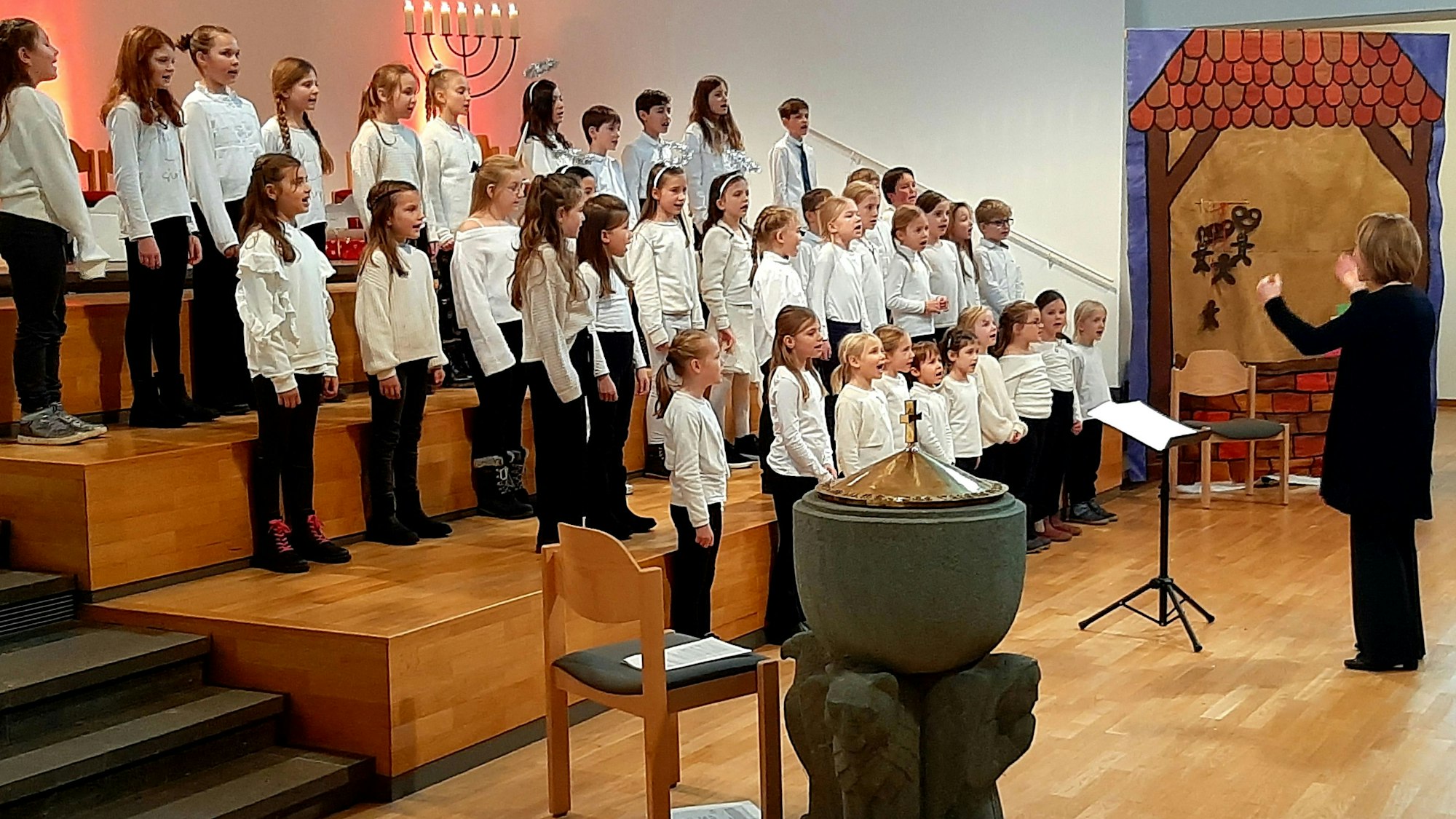 Die Mitglieder des Leverkusener Kinder- und Jugendchores gaben ihr Weihnachtskonzert in der Wiesdorfer Christuskirche. Mit dabei waren - angeleitet von Nicole Jers -  unter anderem die Sängerinnen und Sänger des A- und des B-Chores (im Bild).