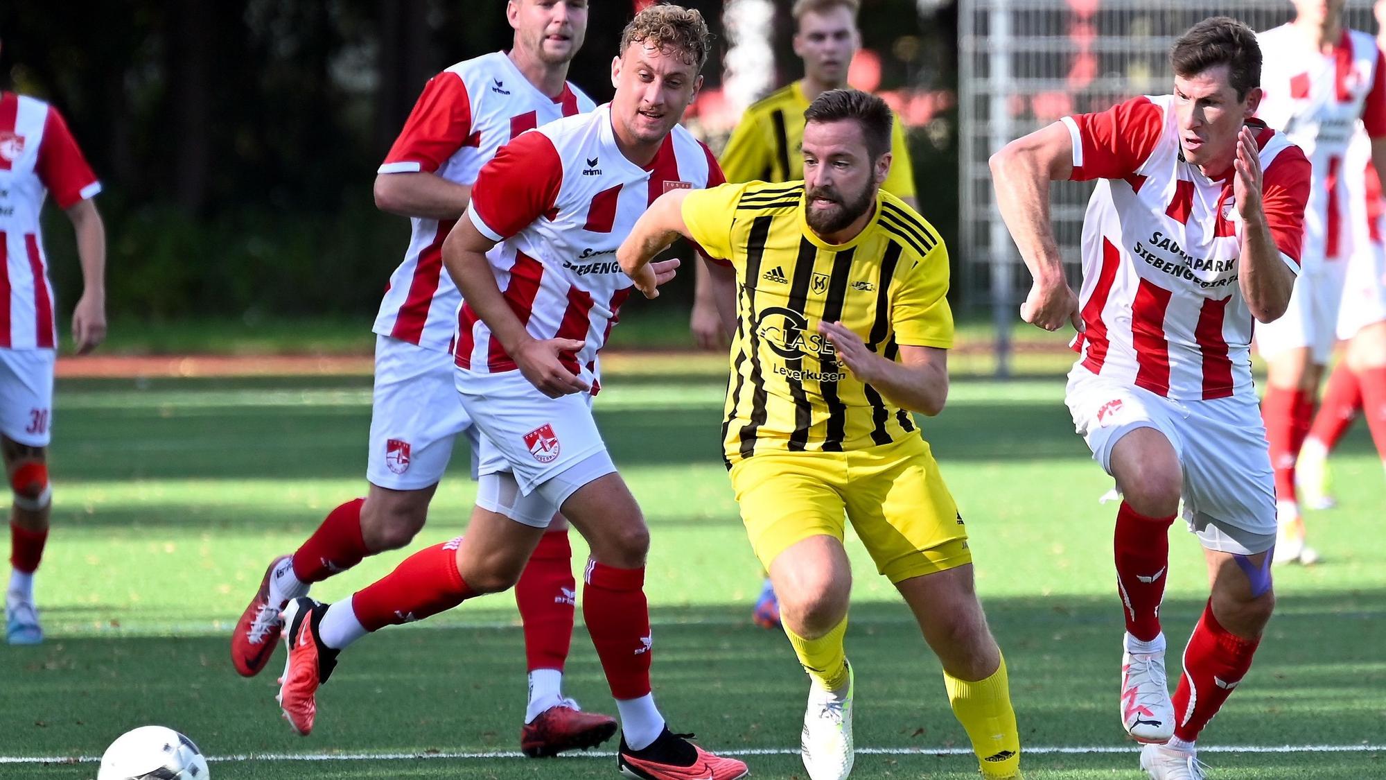01.10.2023, Fussball-SV Schlebusch - Oberpleis
mitte: Sebastian Bamberg (Schlebusch)
Foto: Uli Herhaus