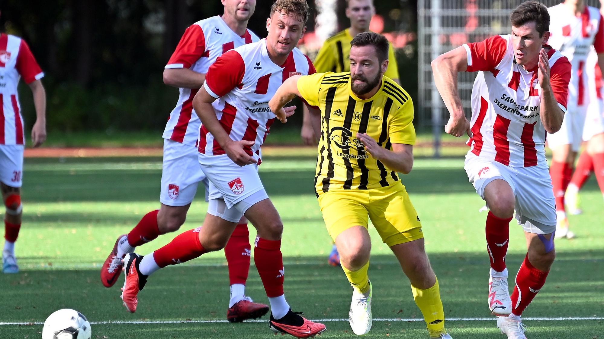 01.10.2023, Fussball-SV Schlebusch - Oberpleis
mitte: Sebastian Bamberg (Schlebusch)
Foto: Uli Herhaus