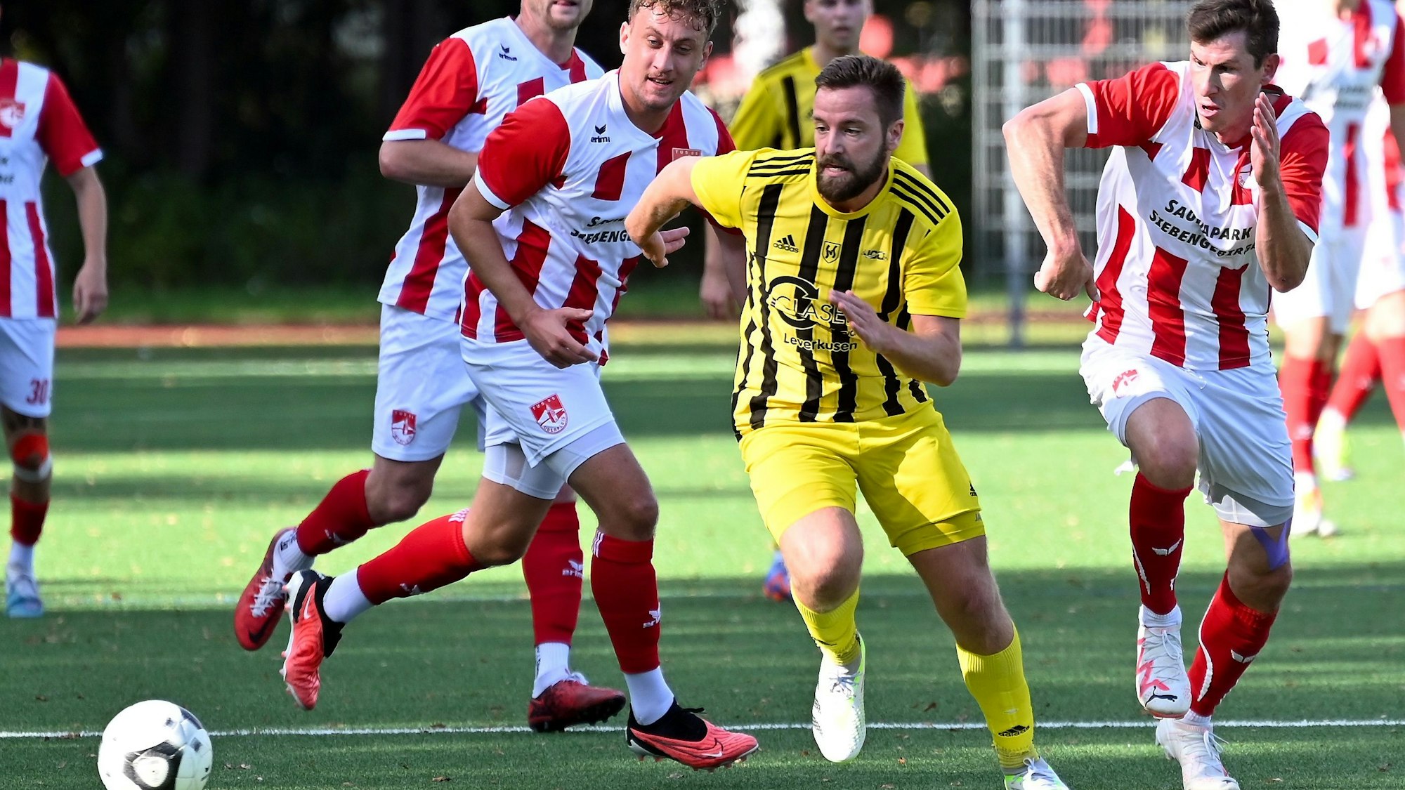 01.10.2023, Fussball-SV Schlebusch - Oberpleis
mitte: Sebastian Bamberg (Schlebusch)
Foto: Uli Herhaus