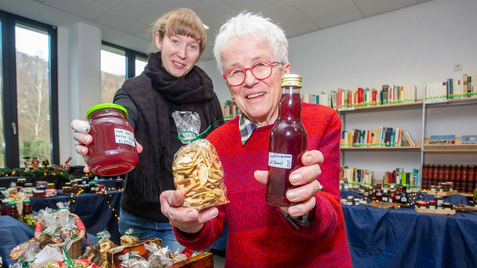 Seit 34 Jahren ist Maria Schmidt (r.) mit Kräutern, Ölen, Marmeladen und Tees beim Basar dabei, unterstützt wird sie von Veronika Schiller.